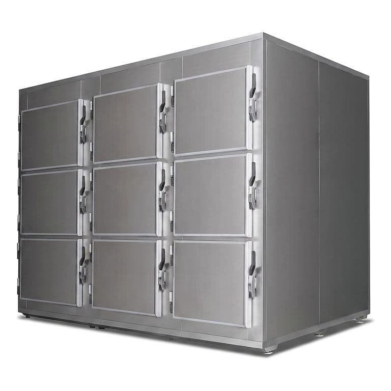 Réfrigérateur mortuaire neuf places — neuf portes sur trois colonnes de trois, caisson inox, vue de trois quarts