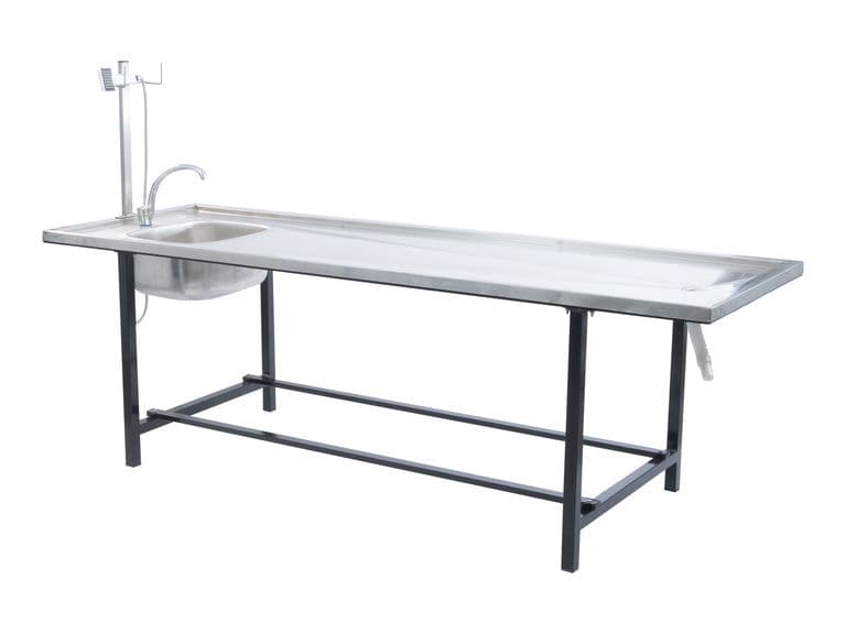 Table d’autopsie inox Preservus MLM-11 avec bac intégré et mitigeur, vue studio